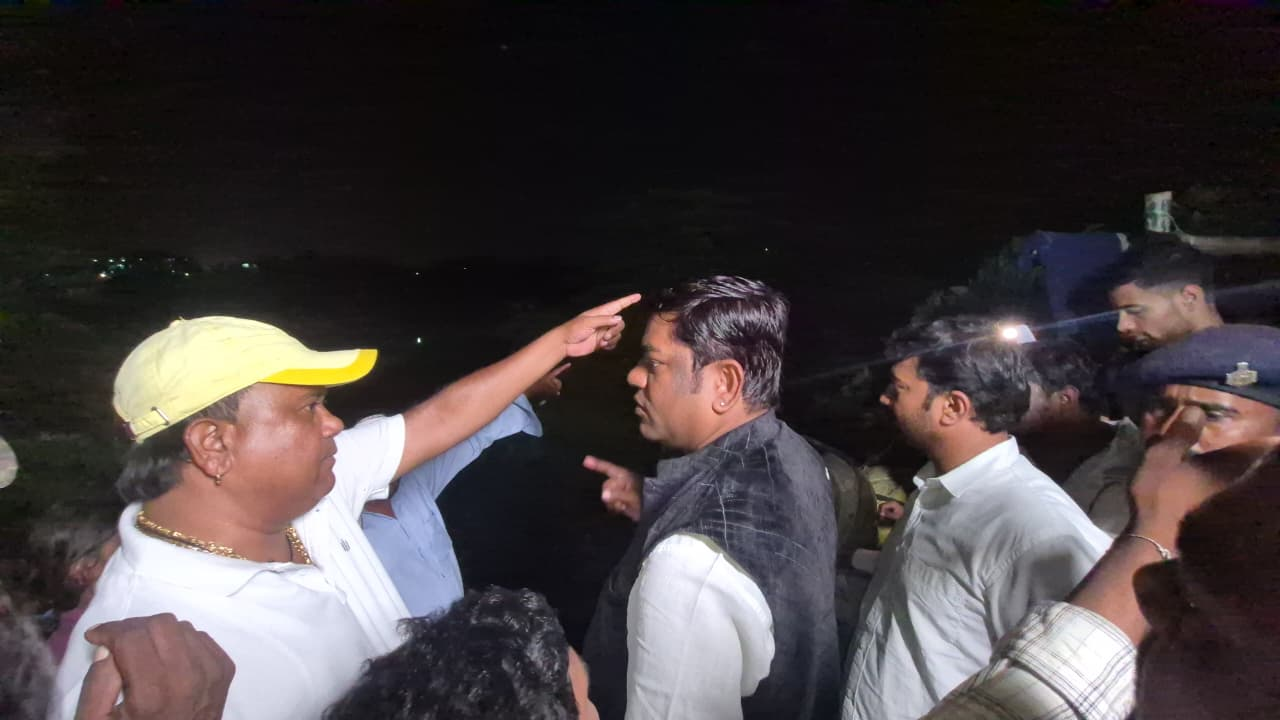 पटना मरीन ड्राइव पर बाढ़ पीड़ितों से मिले मुकेश सहनी, राहत कार्य तेज करने की मांग