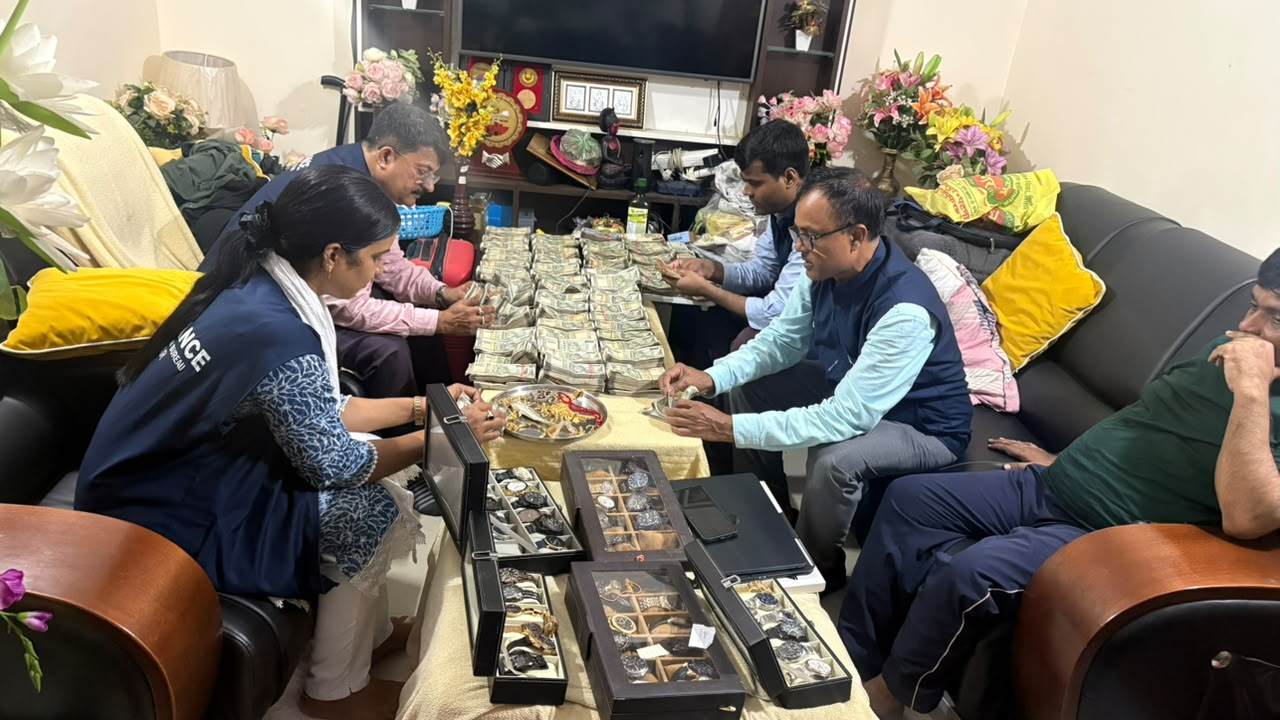 धनकुबेर निकले पति -पत्नी: भ्रष्ट ADM और सब रजिस्ट्रार के ठिकानों से 80 लाख कैश मिला, जमीन के कई कागजात और 48 घड़ी बरामद