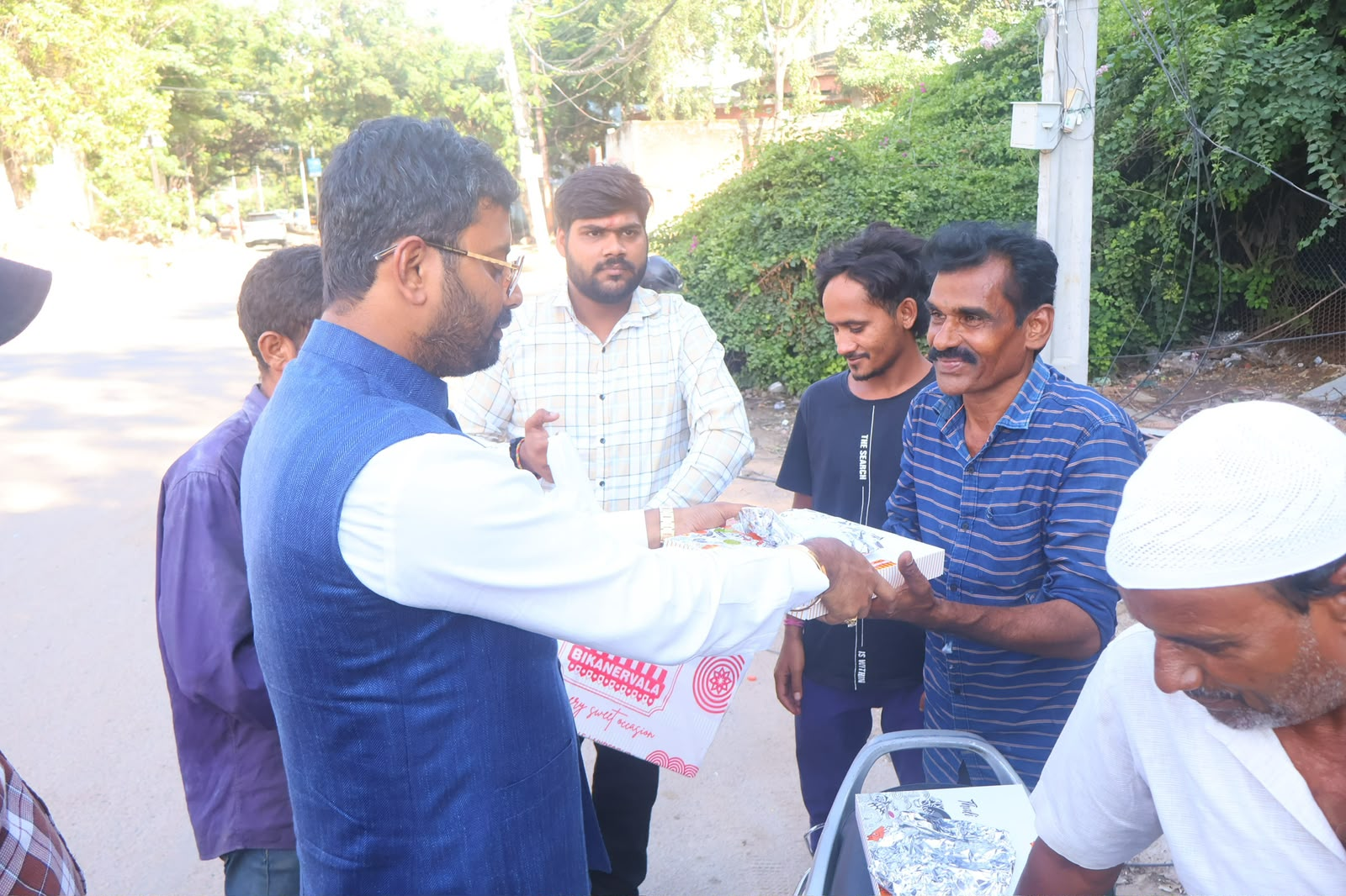 पीएम मोदी के जन्मदिन पर युवा चेतना की सेवा, बंजारा हिल्स में सैकड़ों जरूरतमंदों को कराया भोजन