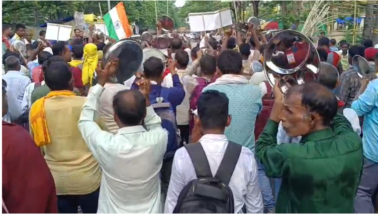 पटना में विद्यालय परिचारियों का अनोखा प्रदर्शन: पुलिस के सामने चम्मच से बजाने लगे थाली, कहा..नियुक्ति नहीं तो मृत्यु दो