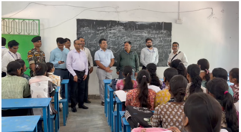 सासाराम में शिक्षक बने रोहतास डीएम, ब्लैकबोर्ड पर छात्रों को पढ़ाई ट्रिग्नोमेट्री