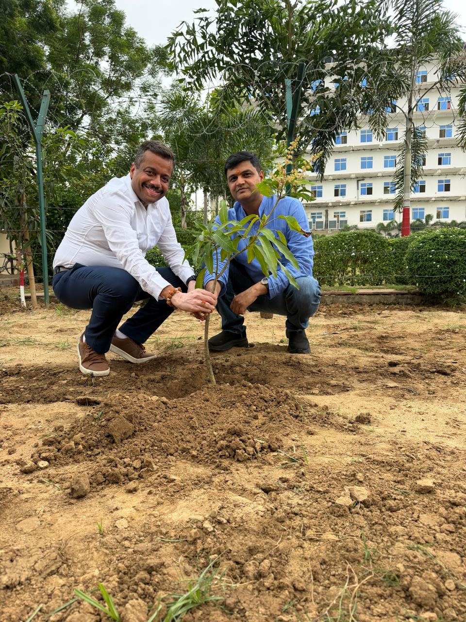 नेताजी सुभाष मेडिकल कॉलेज में पौधारोपण, कृष्ण मुरारी ने दिया पर्यावरण संरक्षण का संदेश