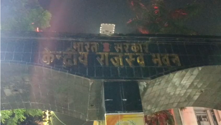 पटना में CBI की बड़ी कार्रवाई, IT अधिकारी और क्लर्क 17 हजार रुपये घूस लेते रंगेहाथ गिरफ्तार