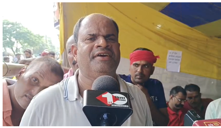 पटना में विद्यालय परिचारियों का अनोखा प्रदर्शन: पुलिस के सामने चम्मच से बजाने लगे थाली, कहा..नियुक्ति नहीं तो मृत्यु दो