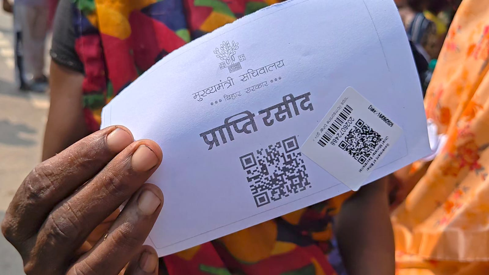 गरीबों को 3 डिसमिल जमीन का इंतजार: आधी रात से ही मुख्यमंत्री सचिवालय पहुंचीं हजारों महिलाएं, गोद में बच्चा लेकर इस भीषण गर्मी में लाइन में लगी  