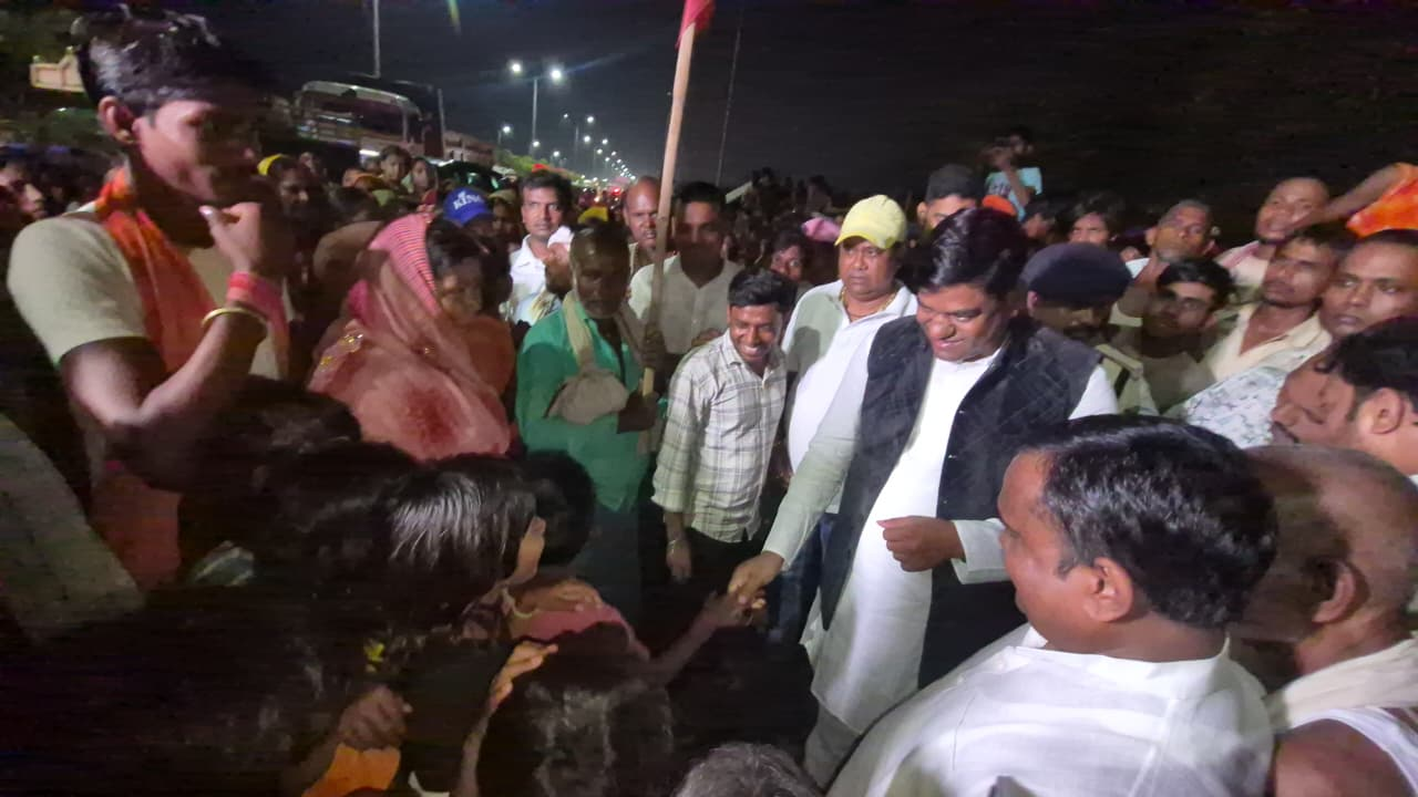 पटना मरीन ड्राइव पर बाढ़ पीड़ितों से मिले मुकेश सहनी, राहत कार्य तेज करने की मांग