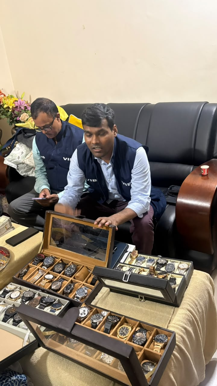धनकुबेर निकले पति -पत्नी: भ्रष्ट ADM और सब रजिस्ट्रार के ठिकानों से 80 लाख कैश मिला, जमीन के कई कागजात और 48 घड़ी बरामद