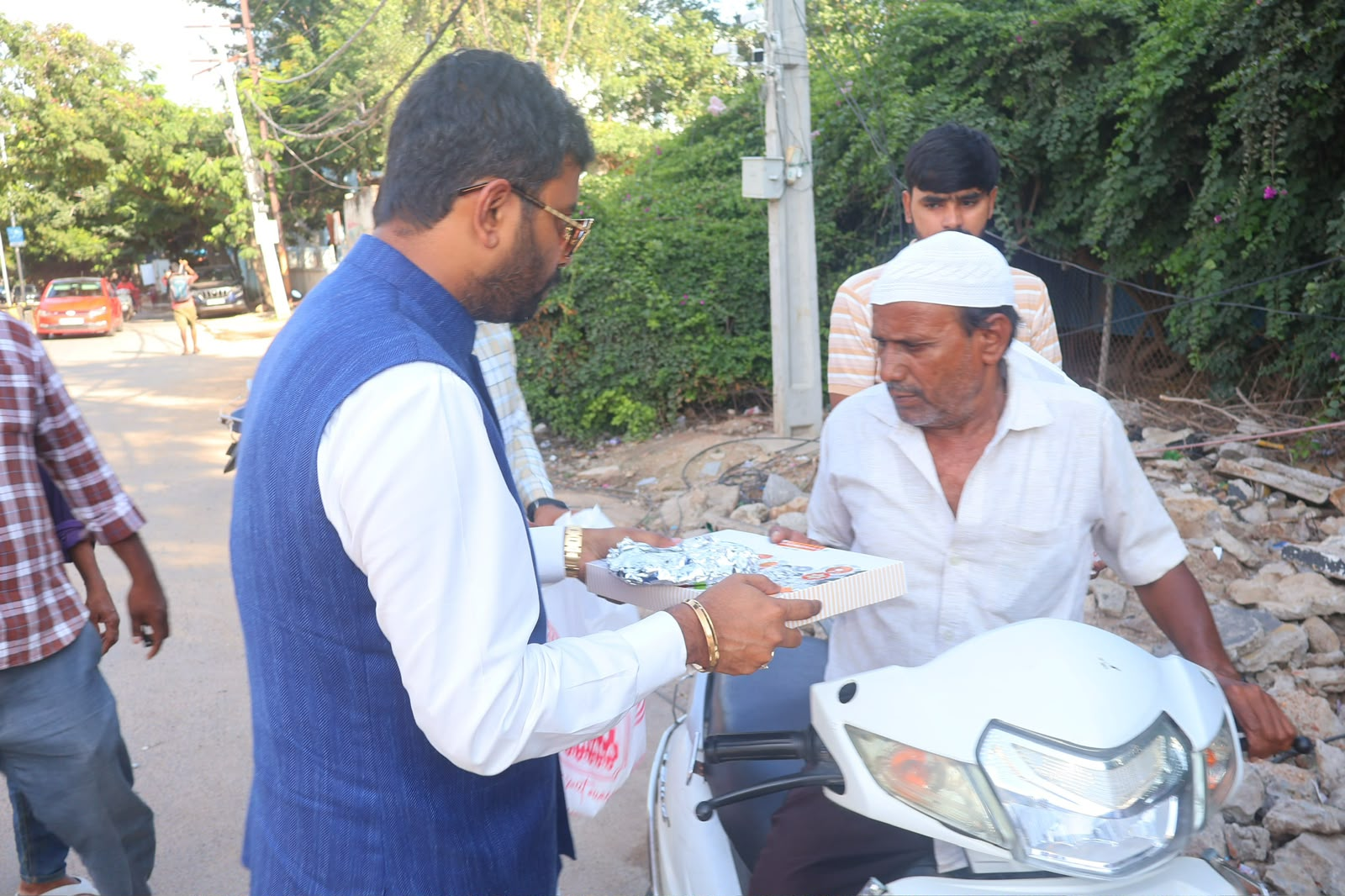 पीएम मोदी के जन्मदिन पर युवा चेतना की सेवा, बंजारा हिल्स में सैकड़ों जरूरतमंदों को कराया भोजन