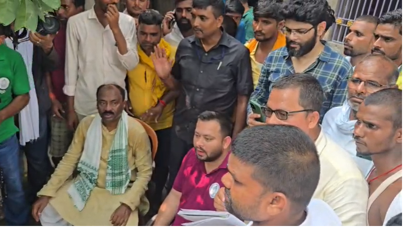 बीच नदी में निकल गई SDRF की वोट की हवा, नाव पर सवार थे तेजस्वी, बोले..‘वोट की हवा निकली तो समझिए सरकार की व्यवस्था की हवा निकल गई’