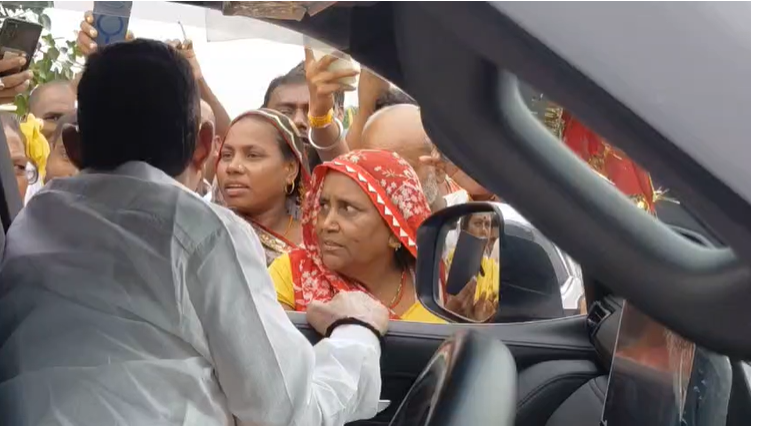 मोकामा में बाढ़ का कहर: कई गांवों में घुसा पानी, लोगों से मिलने पहुंचे विधायक अनंत सिंह