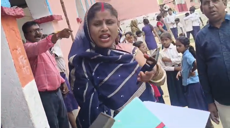 सीतामढ़ी के सरकारी स्कूल में प्रखंड प्रमुख और हेडमास्टर आपस में भिड़े, औचक निरीक्षण के दौरान जमकर हुई बहस, वीडियो वायरल