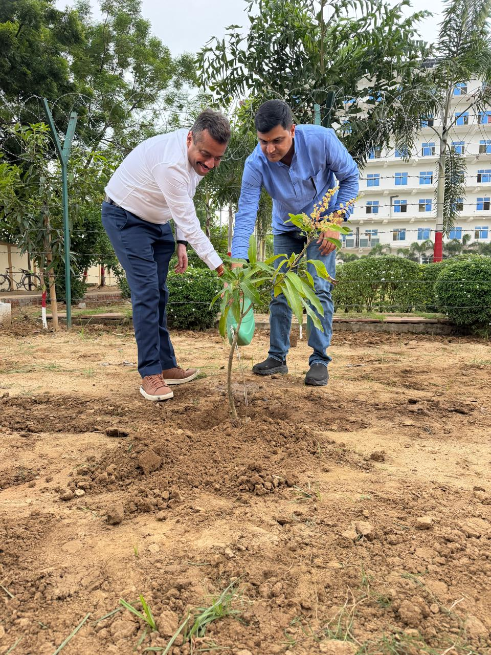 नेताजी सुभाष मेडिकल कॉलेज में पौधारोपण, कृष्ण मुरारी ने दिया पर्यावरण संरक्षण का संदेश