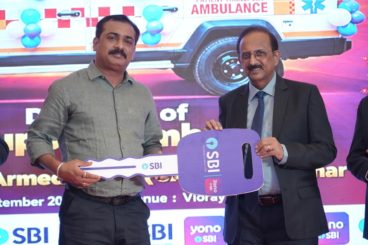 SBI चेयरमैन ने देवघर में CSR के तहत ई-कार्ट और एंबुलेंस किया दान, बाबाधाम शाखा का भी लोकार्पण