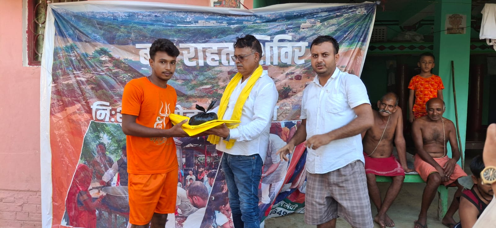 जलस्तर घटने के बाद भी राहत कार्य में कमी नहीं, जरूरत वाले इलाकों में अजय सिंह की टीम ने बांटे त्रिपाल और सूखा राशन