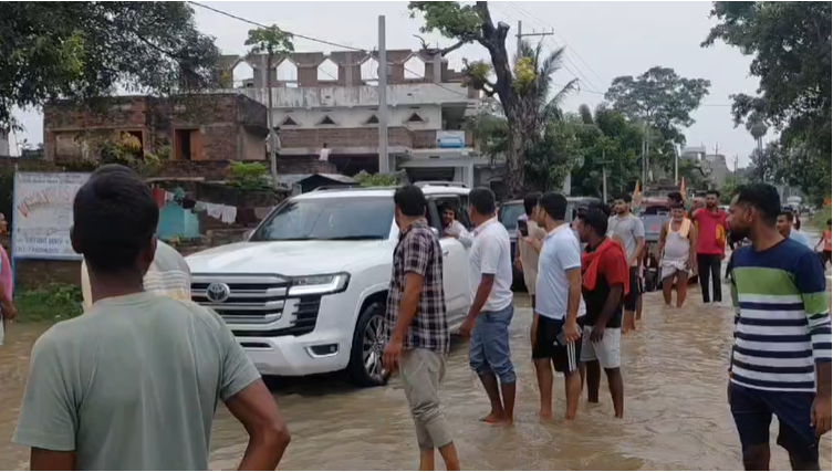 मोकामा में बाढ़ का कहर: कई गांवों में घुसा पानी, लोगों से मिलने पहुंचे विधायक अनंत सिंह