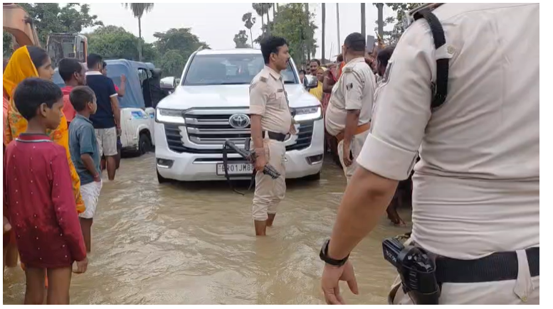 मोकामा में बाढ़ का कहर: कई गांवों में घुसा पानी, लोगों से मिलने पहुंचे विधायक अनंत सिंह