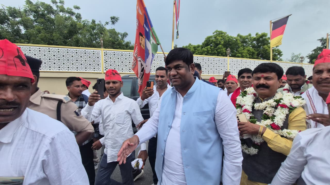 पीएम मोदी के संसदीय क्षेत्र वाराणसी में मुकेश सहनी की हुंकार, कहा..निषाद समाज को आरक्षण मिलने तक संघर्ष जारी रहेगा
