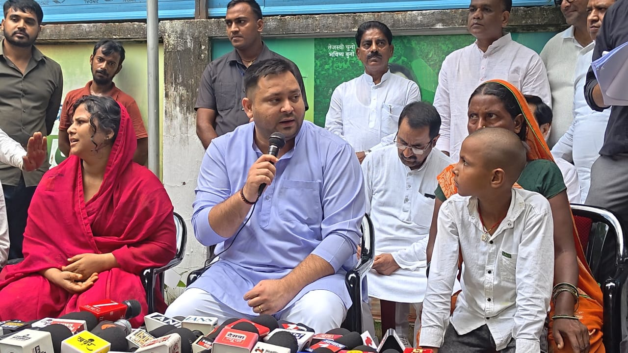 जेल में युवक की मौत के बाद परिजनों से मिले तेजस्वी यादव, जेल अधीक्षक पर कार्रवाई और मृतक के आश्रित को नौकरी और मुआवजे की मांग