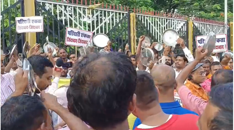 पटना में विद्यालय परिचारियों का अनोखा प्रदर्शन: पुलिस के सामने चम्मच से बजाने लगे थाली, कहा..नियुक्ति नहीं तो मृत्यु दो