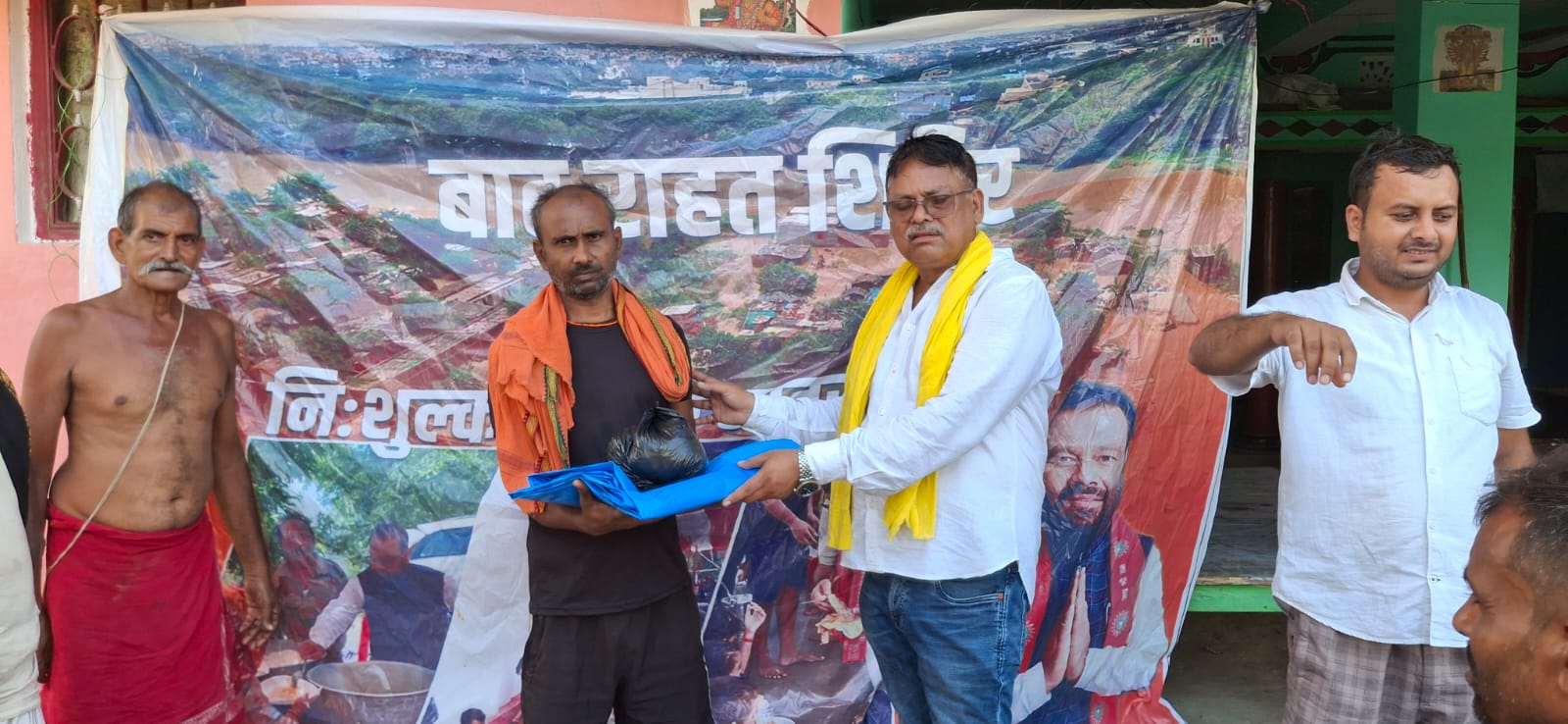 जलस्तर घटने के बाद भी राहत कार्य में कमी नहीं, जरूरत वाले इलाकों में अजय सिंह की टीम ने बांटे त्रिपाल और सूखा राशन