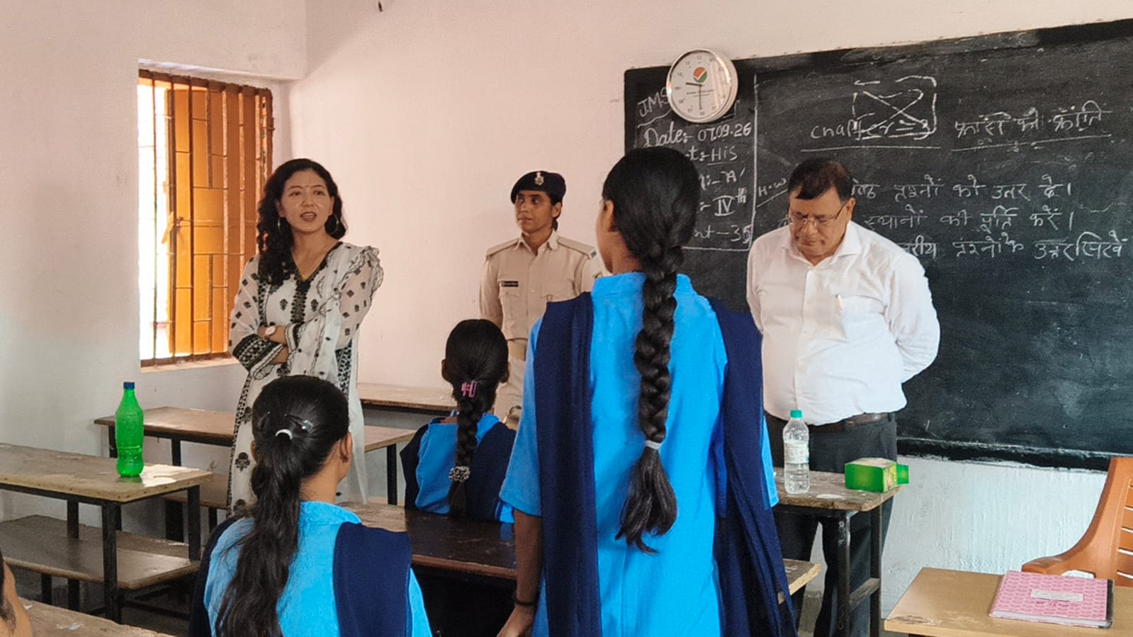 औचक निरीक्षण में DM बनीं टीचर, बच्चों को पढ़ाया और पूछे सवाल; कम उपस्थिति पर जताई नाराजगी