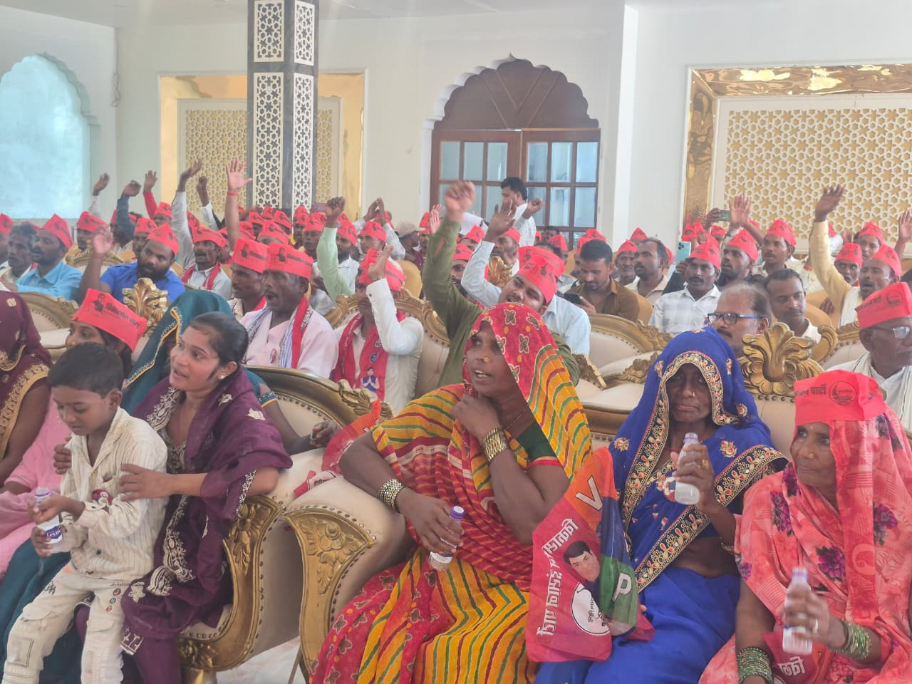 मुकेश सहनी का कौशाम्बी पहुंचने पर जोरदार स्वागत, गंगाजल हाथ में लेकर निषाद समाज ने लिया आरक्षण का संकल्प