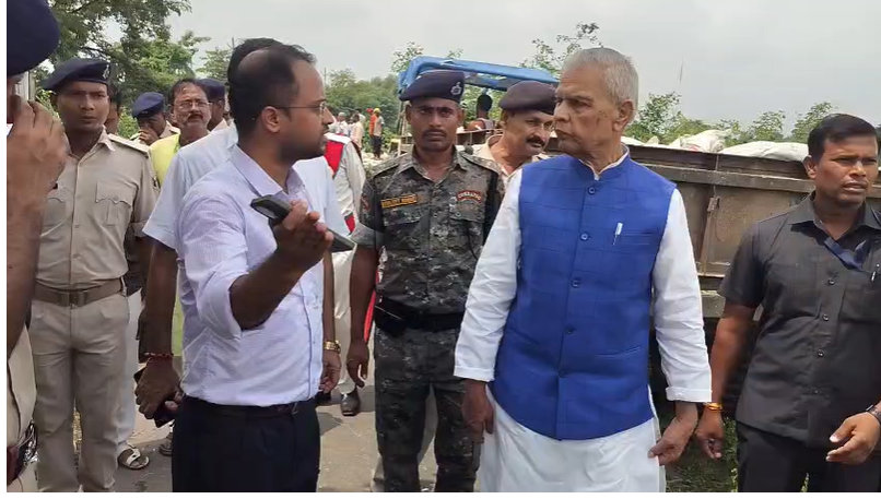 सारण के माही नदी का तटबंध टूटने से 8 गांव प्रभावित, उपमुख्यमंत्री बिजेंद्र प्रसाद यादव ने लिया जायजा