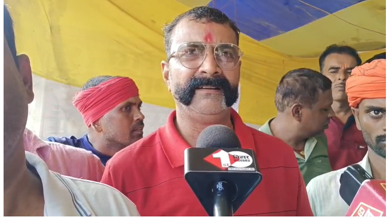 पटना में विद्यालय परिचारियों का अनोखा प्रदर्शन: पुलिस के सामने चम्मच से बजाने लगे थाली, कहा..नियुक्ति नहीं तो मृत्यु दो