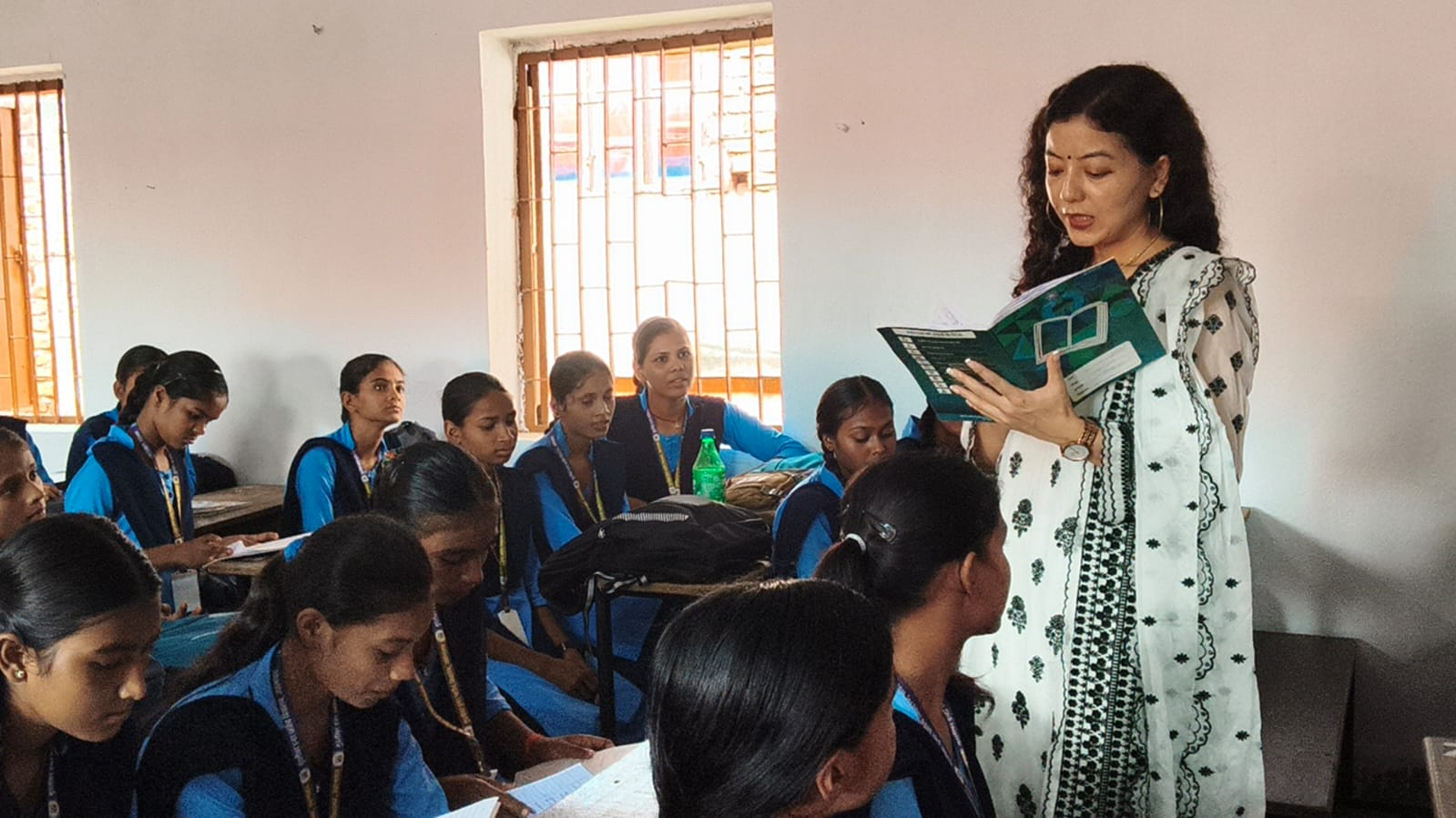 औचक निरीक्षण में DM बनीं टीचर, बच्चों को पढ़ाया और पूछे सवाल; कम उपस्थिति पर जताई नाराजगी
