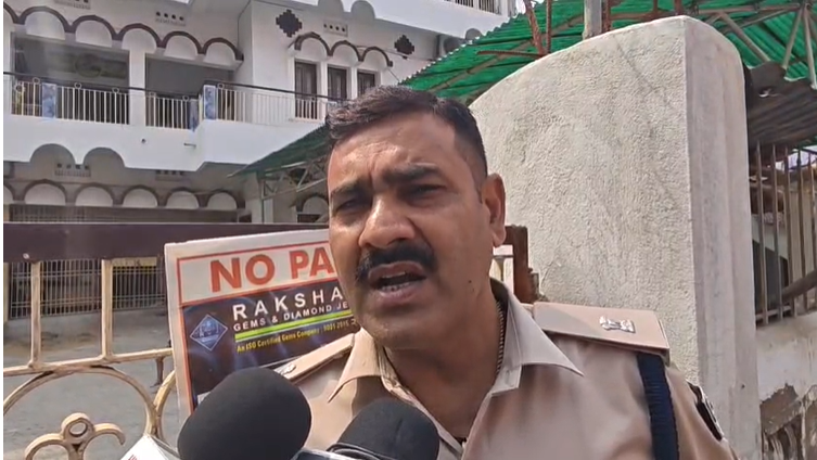छपरा के होटल पैशन में पुलिस की रेड, 4 युवक और 4 युवतियां पकड़े गए