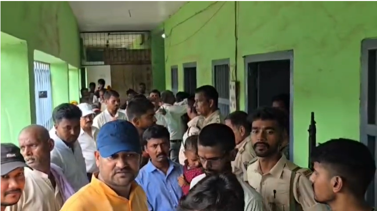 फर्जी क्लीनिक में प्रसव के दौरान गर्भवती महिला और नवजात की मौत, अस्पताल में शव रखकर परिजनों ने किया हंगामा