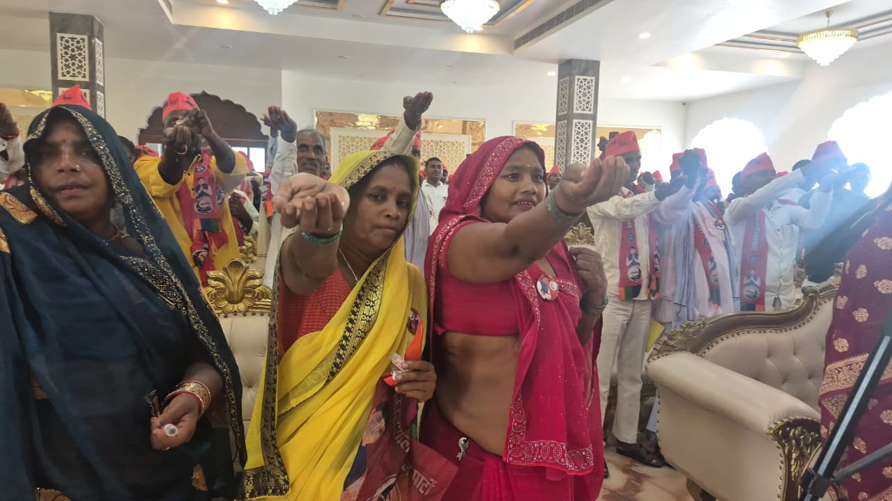 मुकेश सहनी का कौशाम्बी पहुंचने पर जोरदार स्वागत, गंगाजल हाथ में लेकर निषाद समाज ने लिया आरक्षण का संकल्प