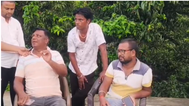 'मटन खाकर बटन खोलें' भोजपुरी के अश्लील गाने पर मुखिया पति का बार-डांसरों के साथ वीडियो वायरल, नोट बांटते आपत्तिजनक अंदाज में दिखे