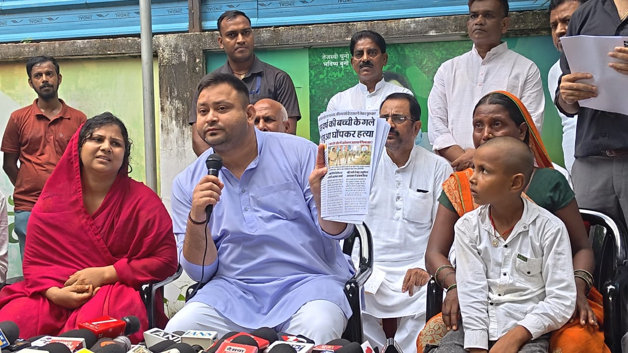 जेल में युवक की मौत के बाद परिजनों से मिले तेजस्वी यादव, जेल अधीक्षक पर कार्रवाई और मृतक के आश्रित को नौकरी और मुआवजे की मांग
