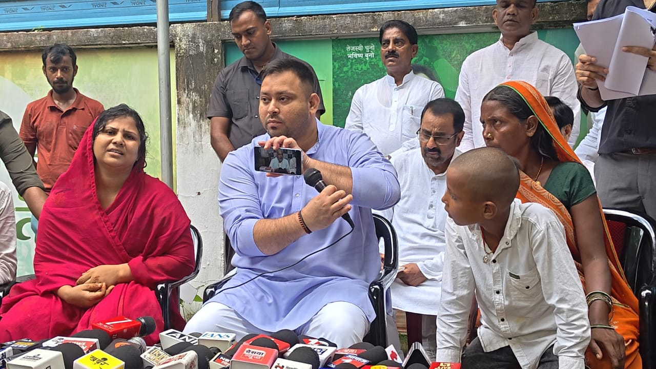जेल में युवक की मौत के बाद परिजनों से मिले तेजस्वी यादव, जेल अधीक्षक पर कार्रवाई और मृतक के आश्रित को नौकरी और मुआवजे की मांग