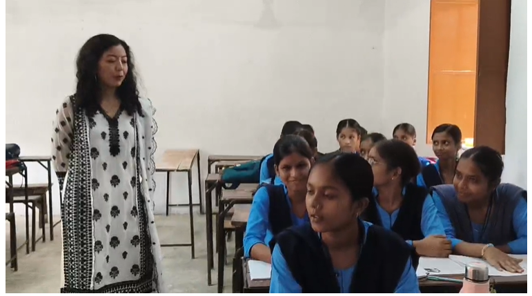 औचक निरीक्षण में DM बनीं टीचर, बच्चों को पढ़ाया और पूछे सवाल; कम उपस्थिति पर जताई नाराजगी