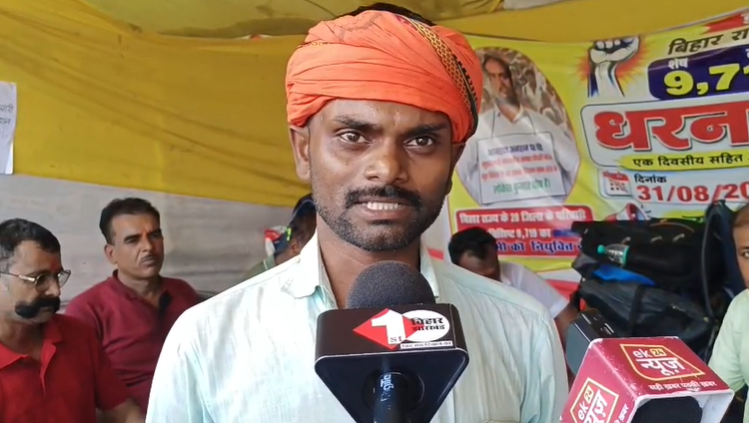 पटना में विद्यालय परिचारियों का अनोखा प्रदर्शन: पुलिस के सामने चम्मच से बजाने लगे थाली, कहा..नियुक्ति नहीं तो मृत्यु दो