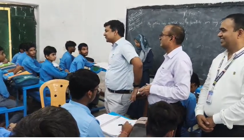 सासाराम में शिक्षक बने रोहतास डीएम, ब्लैकबोर्ड पर छात्रों को पढ़ाई ट्रिग्नोमेट्री