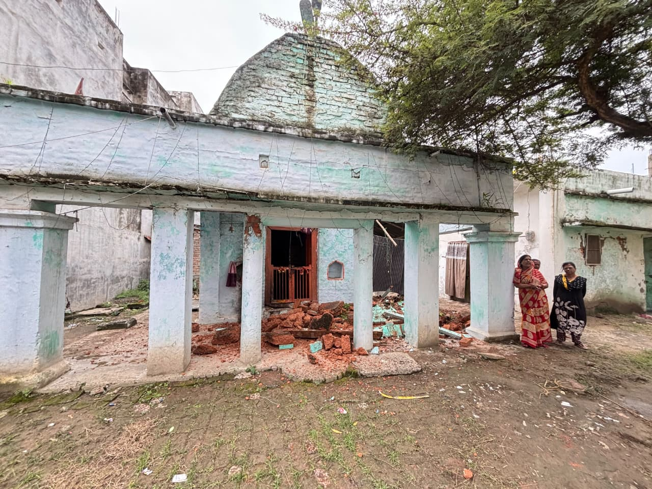 SITAMARHI: 3 दिन से लगातार हो रही बारिश से गिरा ऐतिहासिक चतुर्भुज स्थान मंदिर का छज्जा, बाल-बाल बचे लोग
