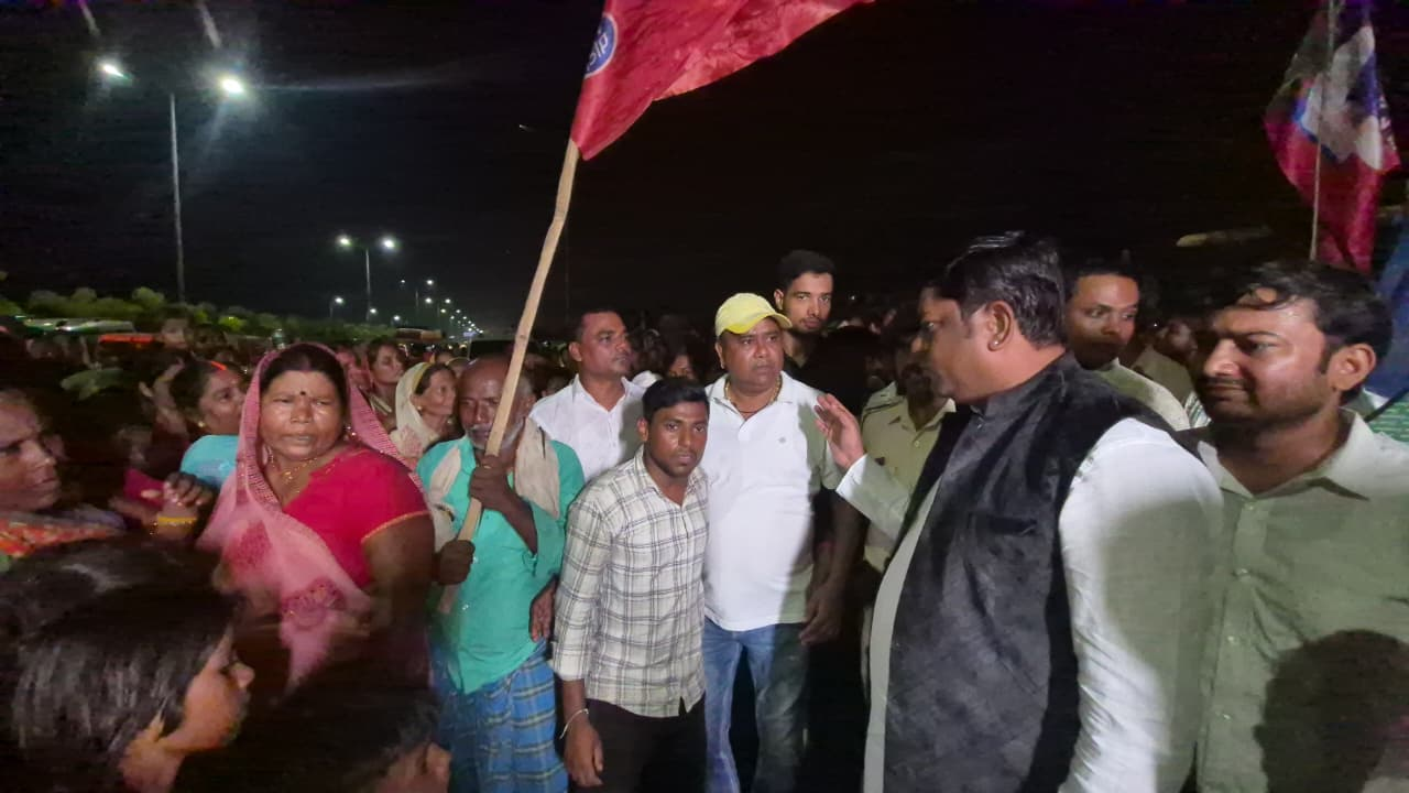 पटना मरीन ड्राइव पर बाढ़ पीड़ितों से मिले मुकेश सहनी, राहत कार्य तेज करने की मांग