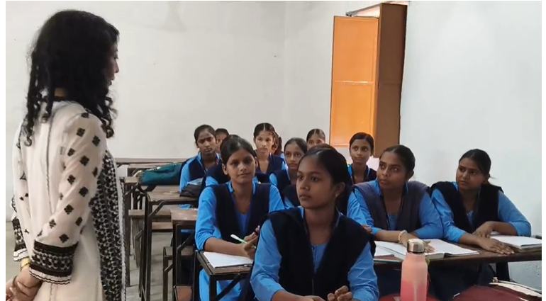 औचक निरीक्षण में DM बनीं टीचर, बच्चों को पढ़ाया और पूछे सवाल; कम उपस्थिति पर जताई नाराजगी