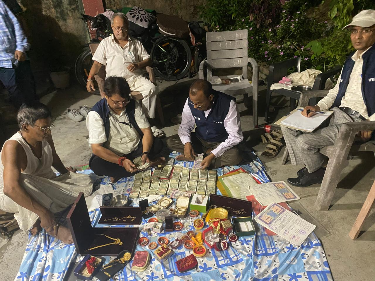 धनकुबेर निकले पति -पत्नी: भ्रष्ट ADM और सब रजिस्ट्रार के ठिकानों से 80 लाख कैश मिला, जमीन के कई कागजात और 48 घड़ी बरामद