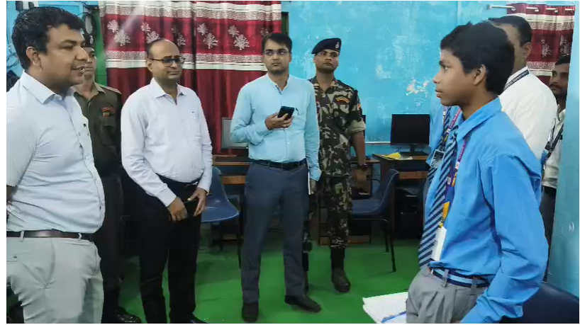 सासाराम में शिक्षक बने रोहतास डीएम, ब्लैकबोर्ड पर छात्रों को पढ़ाई ट्रिग्नोमेट्री