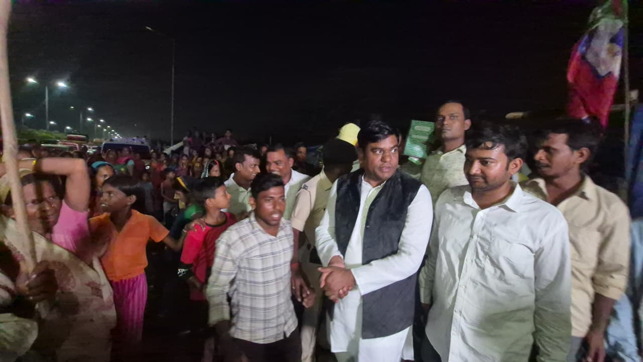 पटना मरीन ड्राइव पर बाढ़ पीड़ितों से मिले मुकेश सहनी, राहत कार्य तेज करने की मांग
