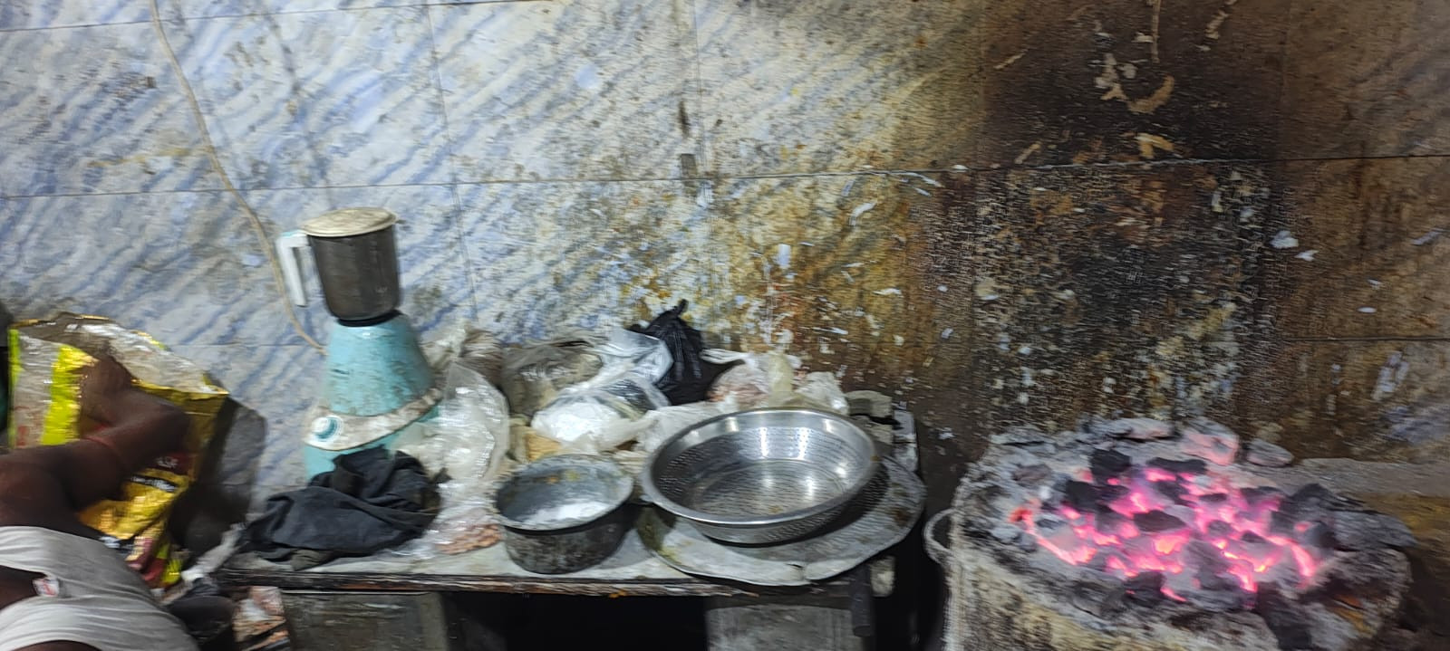 बिहार में खाद्य सुरक्षा पर सख्ती: किचन गंदा रहने पर समस्तीपुर में लाइसेंस निलंबित, मुजफ्फरपुर में मिठाई प्लांट बंद, रोहतास में एक्सपायर्ड पापड़ नष्ट