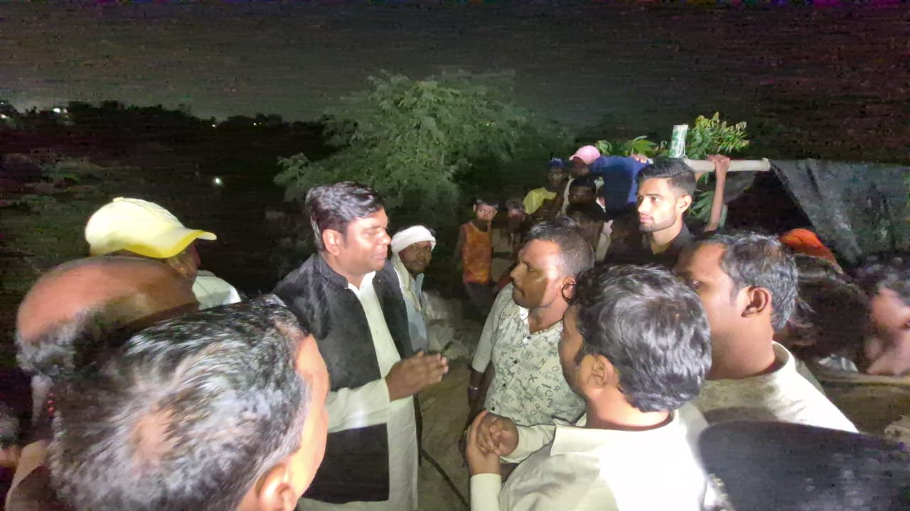 पटना मरीन ड्राइव पर बाढ़ पीड़ितों से मिले मुकेश सहनी, राहत कार्य तेज करने की मांग