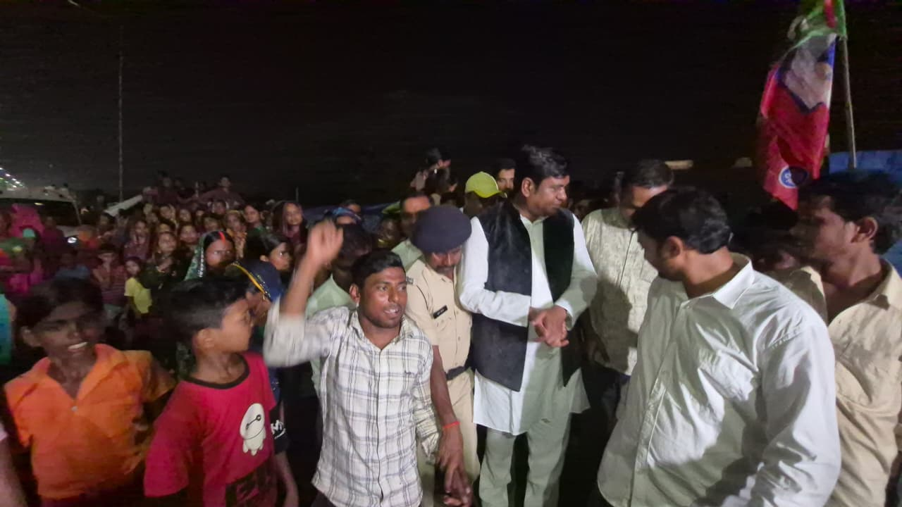 पटना मरीन ड्राइव पर बाढ़ पीड़ितों से मिले मुकेश सहनी, राहत कार्य तेज करने की मांग