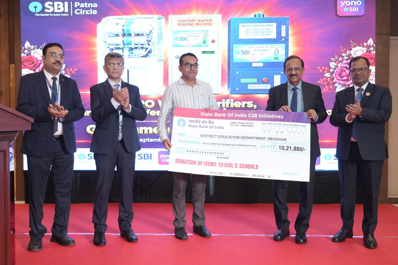 SBI चेयरमैन ने देवघर में CSR के तहत ई-कार्ट और एंबुलेंस किया दान, बाबाधाम शाखा का भी लोकार्पण