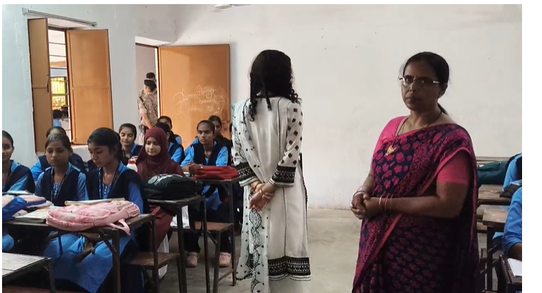 औचक निरीक्षण में DM बनीं टीचर, बच्चों को पढ़ाया और पूछे सवाल; कम उपस्थिति पर जताई नाराजगी