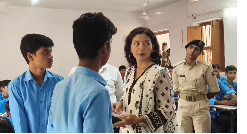 औचक निरीक्षण में DM बनीं टीचर, बच्चों को पढ़ाया और पूछे सवाल; कम उपस्थिति पर जताई नाराजगी